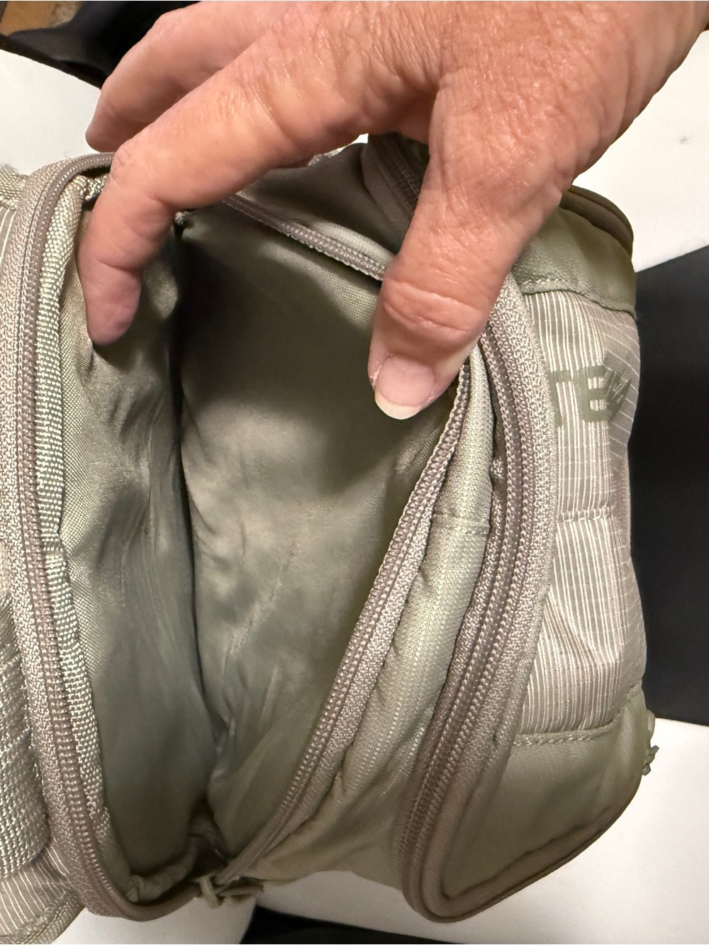Women's Tenba Discovery Photo Daypack in Light Sage - Picture 7 of 14